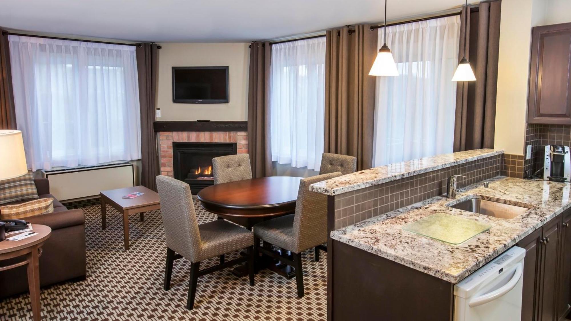 Holiday Inn Express & Suites Tremblant By Ihg Mont-Tremblant Exterior photo