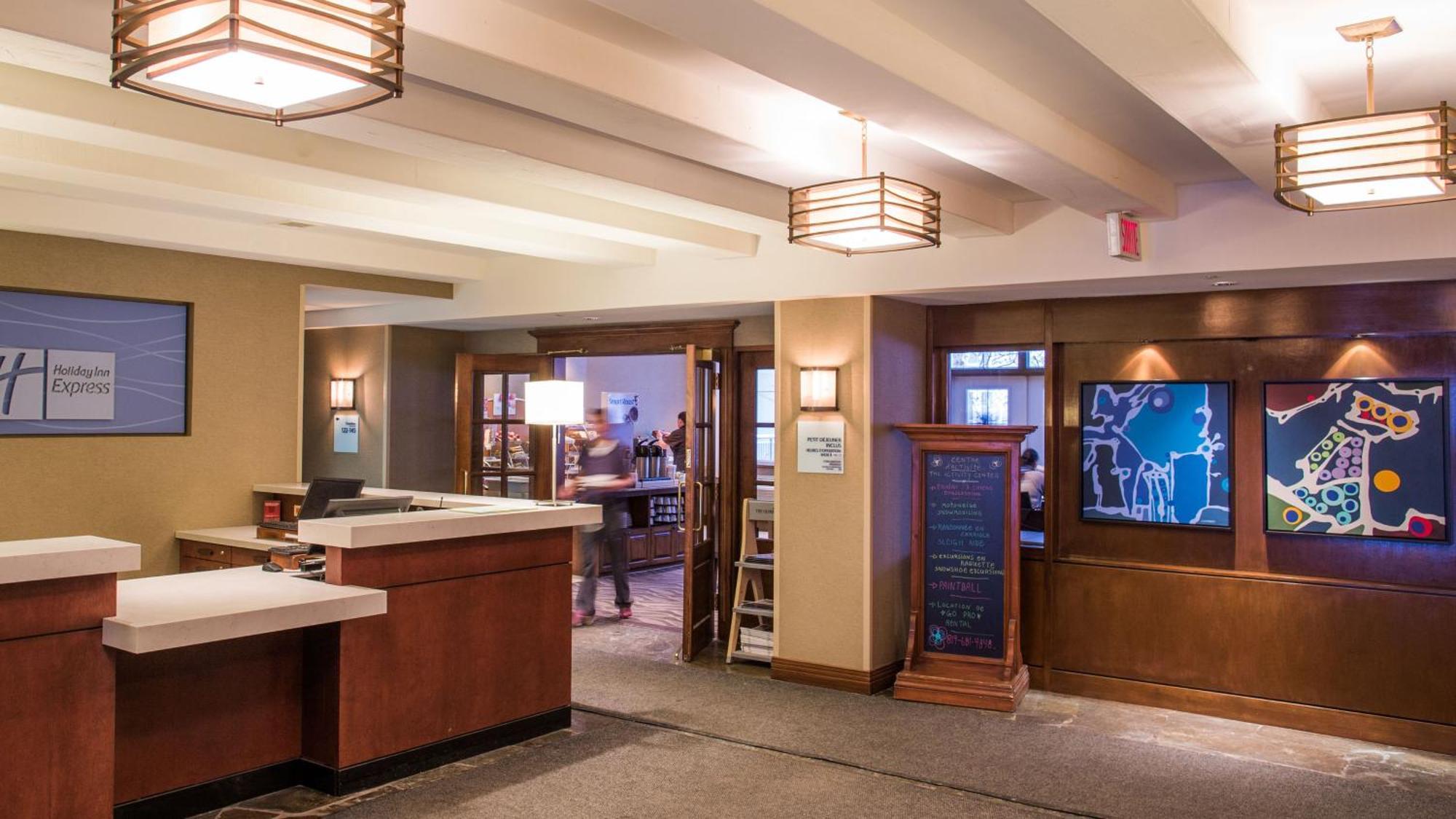 Holiday Inn Express & Suites Tremblant By Ihg Mont-Tremblant Exterior photo