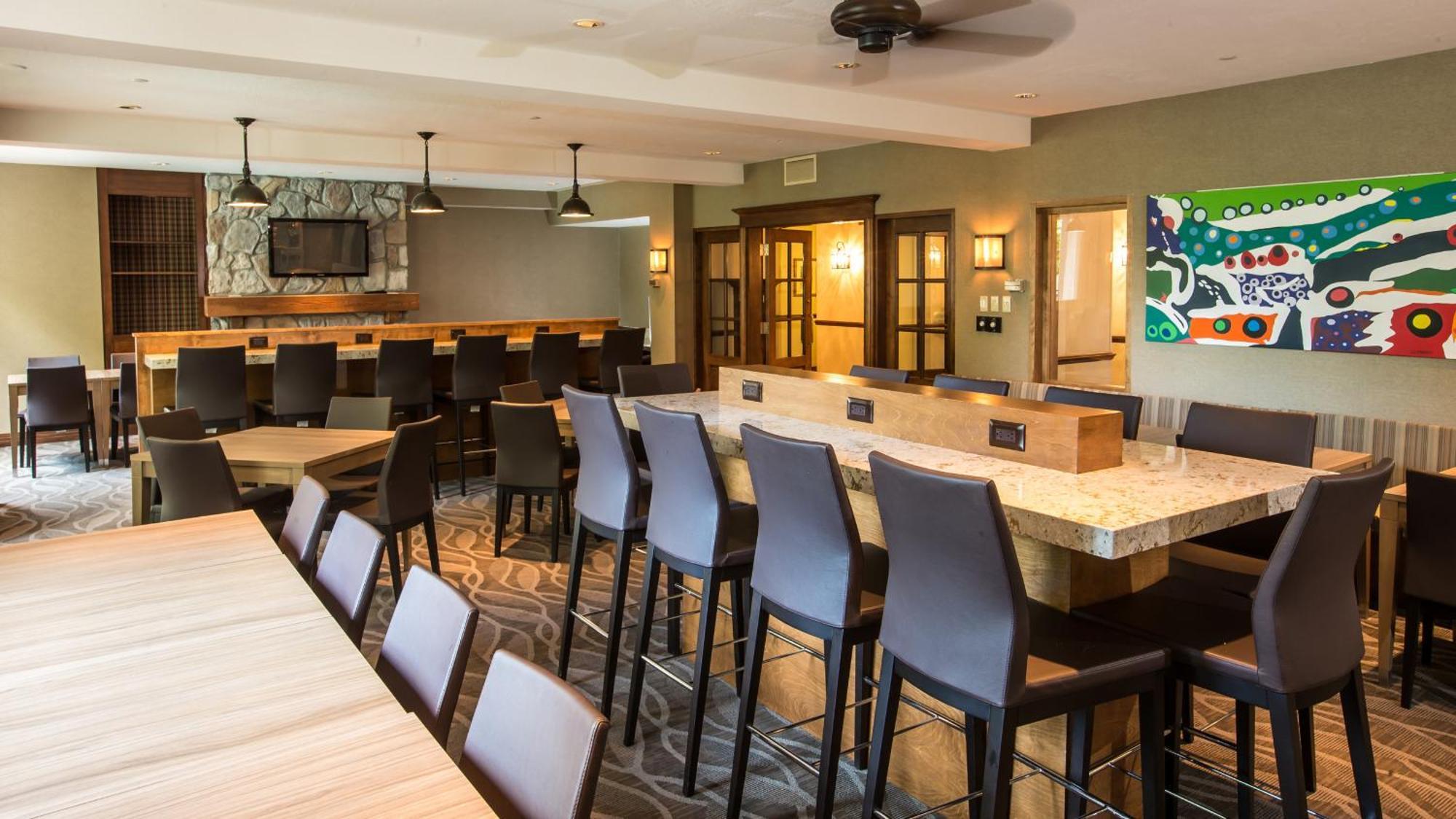 Holiday Inn Express & Suites Tremblant By Ihg Mont-Tremblant Exterior photo