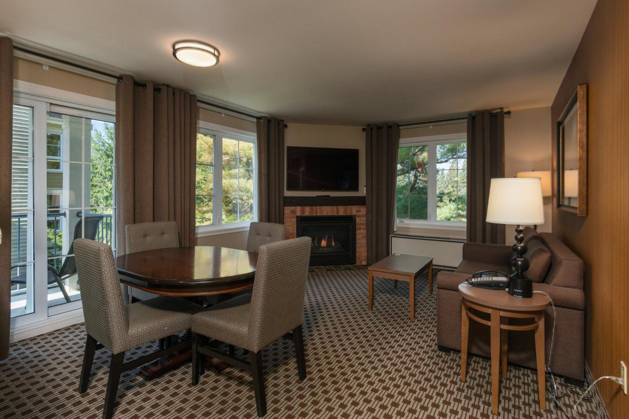 Holiday Inn Express & Suites Tremblant By Ihg Mont-Tremblant Exterior photo